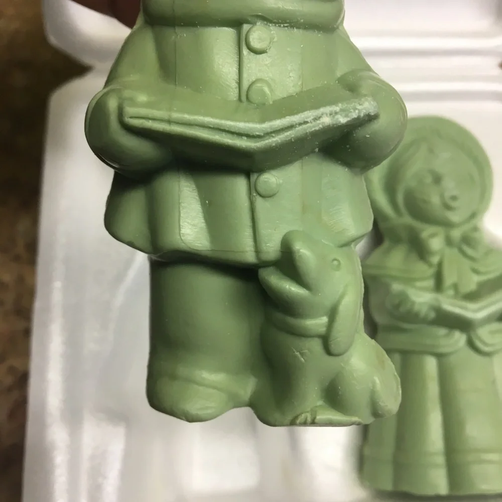 Vintage Bath Soap-AVON Christmas Carollers Decorative Soap has not been used.